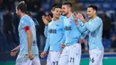 Para pemain Lazio memberikan salam kepada fans usai mengalahkan Hellas Verona pada lanjutan Serie A di di Olympic stadium, Roma, (19/2/2018). Lazio menang 2-0. (Alessandro Di Meo/ANSA via AP)