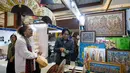 Aktivitas pengunjung saat melihat dan berbelanja produk kerajinan dalam pameran INACRAFT October Vol. 5 2026 di Jakarta International Convention Center (JICC), Jakarta Pusat, Kamis (8/10/2026). (KLY/Budy Santoso)