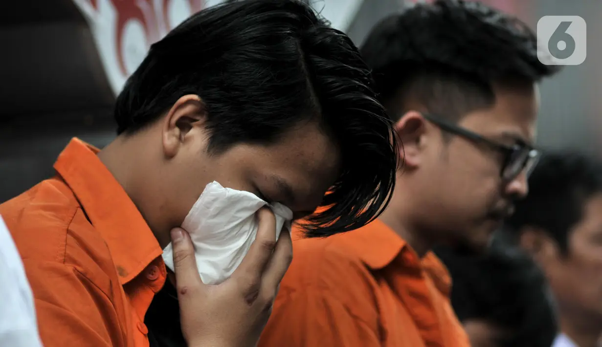 Tersangka dihadirkan saat pengungkapan kasus narkoba jenis liquid di Jakarta, Senin (28/10/2019). Satuan Dit Resnarkoba Polda Metro Jaya berhasil mengungkap sindikat pembuat sekaligus penjual narkoba jenis tembakau gorila yang diperdagangkan via online. (merdeka.com/Iqbal S. Nugroho)