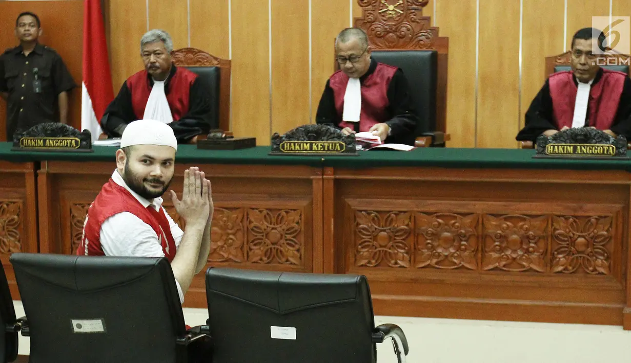 Pedangdut Ridho Rhoma menyapa awak media di ruang sidang di Pengadilan Negeri Jakarta Barat, Selasa (4/7). Ridho Rhoma menjalani sidang perdana kasus narkoba dengan agenda mendengarkan pembacaan surat dakwaan dari JPU. (Liputan6.com/Herman Zakharia)