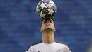Bek Manchester City, Joao Cancelo menyundul bola saat saat sesi latihan di stadion Dragao di Porto, Portugal, Jumat (28/5/2021). Bagi City, kemenangan skuad Pep Guardiola dalam duel City vs Chelsea akan membuat mereka mencetak sejarah menjuarai Liga Champions untuk pertama kalinya. (Susana Vera/Pool