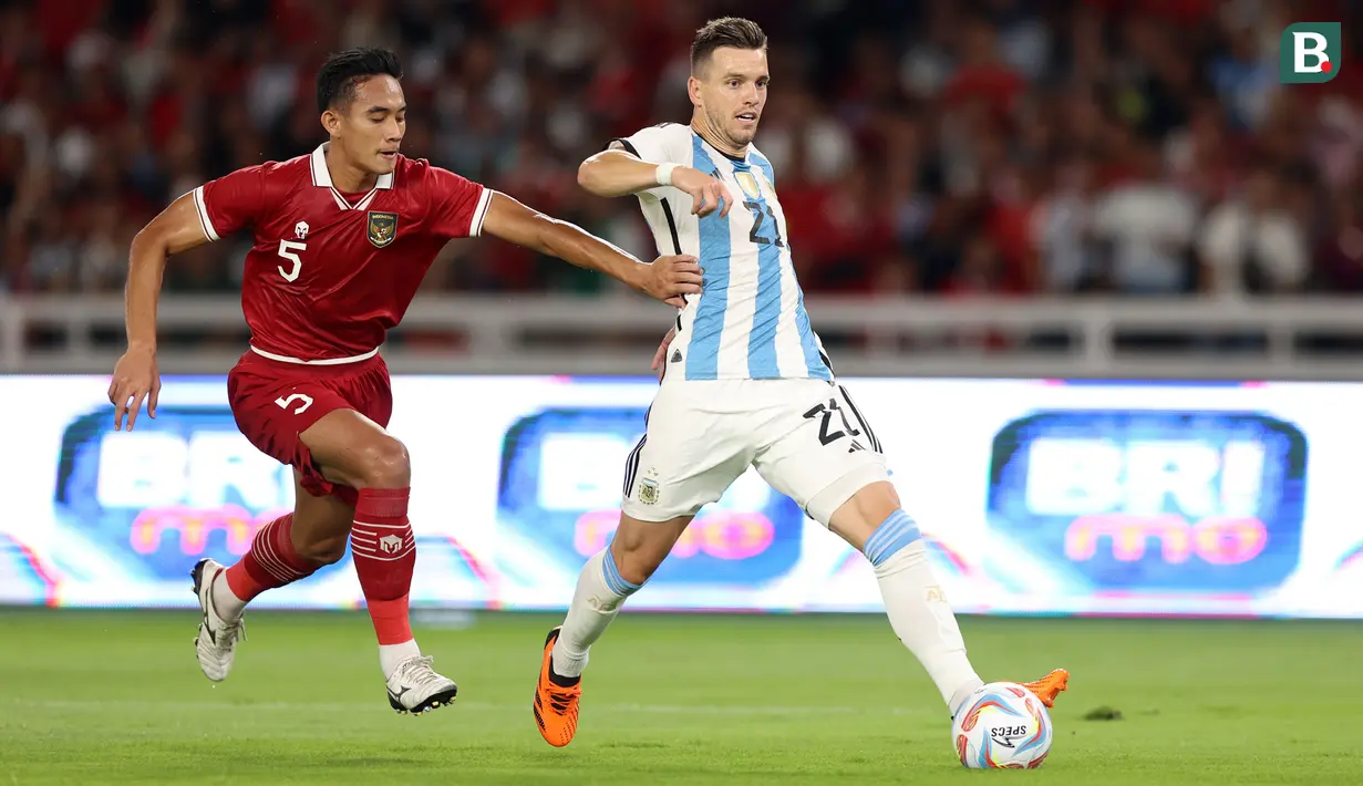 <p>Pemain Argentina, Giovani Lo Celso (kanan) berebut bola dengan pemain Timnas Indonesia, Rizky Ridho pada laga FIFA Matchday di Stadion Utama Gelora Bung Karno (SUGBK), Senayan, Jakarta, Senin (19/06/2023). (Bola.com/Bagaskara Lazuardi)</p>