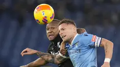 Bek Udinese Samir berebut bola dengan penyerang Lazio Ciro Immobile pada pekan ke-15 Liga Italia di Olimpico Stadium, Jumat (3/12/2021). Lazio harus puas berbagi poin setelah ditahan imbang Udinese 4-4. (AP Photo/Gregorio Borgia)