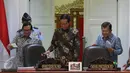 Presiden Jokowi dan Wapres Jusuf Kalla jelang memimpin rapat terbatas di Istana Kepresidenan, Jakarta, Selasa (18/4). Saat ini, pemerintah terus melakukan persiapan untuk menyambut perhelatan olahraga terbesar di Asia ini. (Liputan6.com/Angga Yuniar)