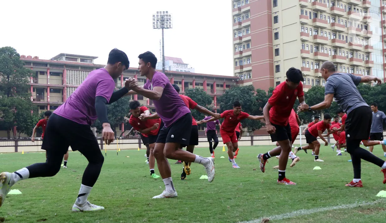 Meski hanya akan berlaga dalam FIFA Matchday, pelatih timnas Indonesia Shin Tae Yong langsung memberi porsi yang cukup intens di sesi latihan perdana. (Liputan6.com/Helmi Fithriansyah)