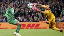 Di sisi lain, Republik Irlandia yang tertekan memanfaatkan strategi counter attack untuk membuat peluang. Mereka berhasil menciptakan ancaman ke gawang yang dijaga Rui Patricio (kanan) lewat tandukan Chiedozie Ogbene di menit-menit akhir babak pertama. (AP/Peter Morrison)