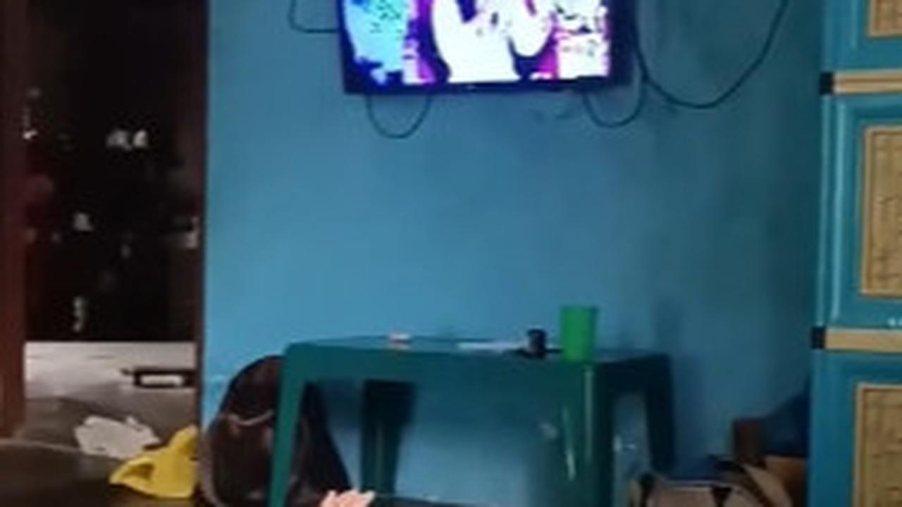 Pemilik akun TikTok mil_tum membagikan momen sang Ibu tengah bersantai sembari menonton televisi. <br>