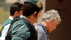 Mantan Presiden Federasi Sepak Bola Spanyol (RFEF), Angel Maria Villar dibawa oleh polisi Garda Sipil Spanyol menuju markas besar Federasi di Las Rozas, Spanyol (18/7). Villar ditangkap karena dugaan terlibat kasus korupsi.  (AP Photo / Francisco Seco)
