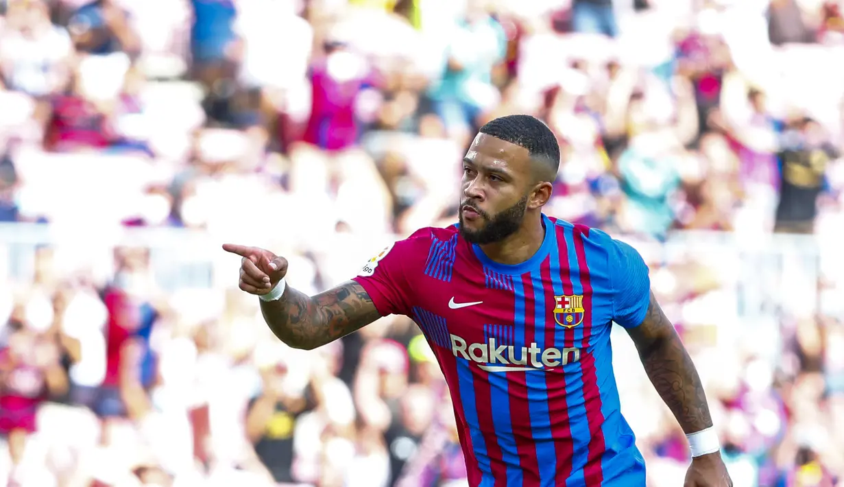 Penyerang Barcelona, Memphis Depay berselebrasi usai mencetak gol ke gawang Levante pada pertandingan La Liga Spanyol di Levante di stadion Camp Nou, Spanyol, Minggu (26/9/2021). Kemenangan ini membawa Barcelona naik ke posisi lima klasemen sementara dengan 12 poin. (AP Photo/Joan Monfort)