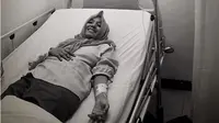 Akibat kanker payudara stadium 3B yang diderita sejak beberapa tahun silam, Renita Sukardi terbaring lemah ditempat tidur. Sang suami, Andi Hilmi setia mendampingi dengan penuh kesabaran. (Instagram/irensukardi)