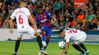 Winger Barcelona, Ousmane Dembele berusaha melakukan tendangan ke gawang Sevilla dalam pertandingan pekan kedelapan kompetisi La Liga Spanyol 2019-2020 di Camp Nou, Minggu (6/10/2019). Barcelona berhasil menang telak atas Sevilla dengan skor 4-0. (AP Photo/Joan Monfort)