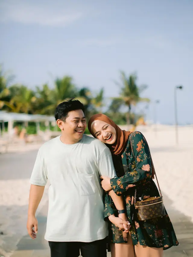 7 Potret Kebersamaan Nina Zatulini Bersama Suami dan Anak Saat Liburan