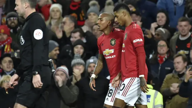 Pemain MU melakukan selebrasi usai jebol gawang Tottenham