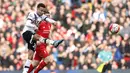  Pemain Tottenham, Dele Alli, mencoba melakukan tembakan jarak jauh ke gawang Liverpool pada lanjutan Liga Inggris di Stadion Anfield, Liverpool, Minggu (3/4/2016) dini hari WIB. (Reuters/Phil Noble)