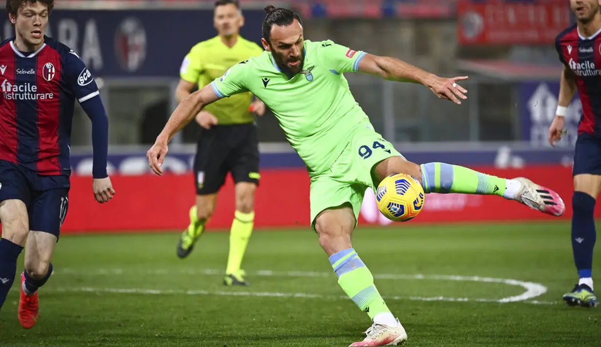 Pemain Lazio, Vedat Muriqi, melepaskan tendangan saat melawan Bologna pada laga Liga Italia di Stadion Renato Dall’Ara, Minggu (28/2/2021). Lazio takluk dengan skor 2-0. (Massimo Paolone/LaPresse via AP)