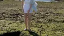 Menikmati surutnya pantai, Ye Jin kenakan halterstrap top dengan celana pendek dan kemeja abu-abu [@yejinhand]