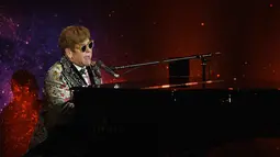 Musikus Elton John tampil bernyanyi sambil bermain piano sebelum mengadakan konferensi pers di New York (24/1). Elton John memutuskan akan menggelar tur perpisahan yang akan dimulai pada September 2018. (Dimitrios Kambouris/Getty Images/AFP)