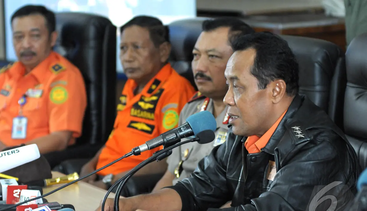 Bambang Soelistyo memerintahkan kepada para penyelamnya untuk memprioritaskan pencarian jenazah penumpang AirAsia QZ8501, Lanud Iskandar, Pangkalan Bun, Kalteng, Kamis (15/01/2015). (Liputan6.com/Andrian M Tunay)