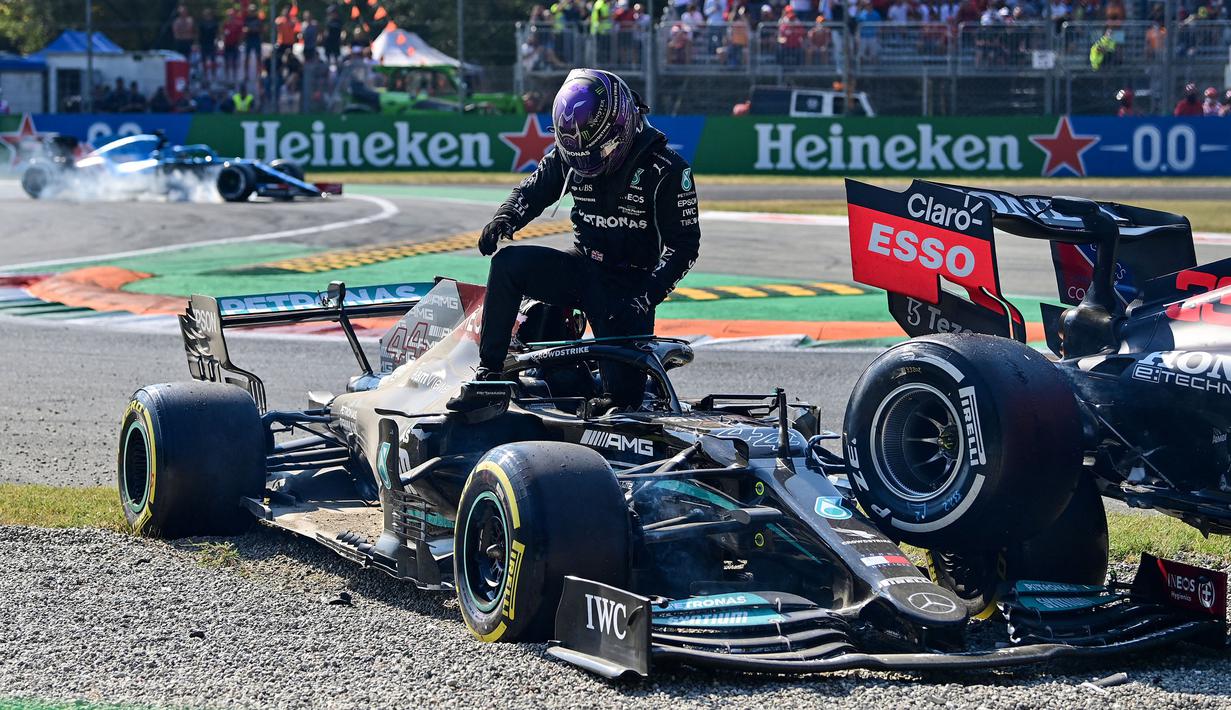 Max Verstappen akhirnya diganjar dengan hukuman turun tiga posisi pada GP Rusia di Sochi pada Minggu (26/9/2021) mendatang. Hal tersbut merupakan peluang besar bagi Lewis Hamilton untuk merebut posisi puncak klasemen sementara Formula 1 dari Max Verstappen. (Foto: AFP/Andrej Isakovic)