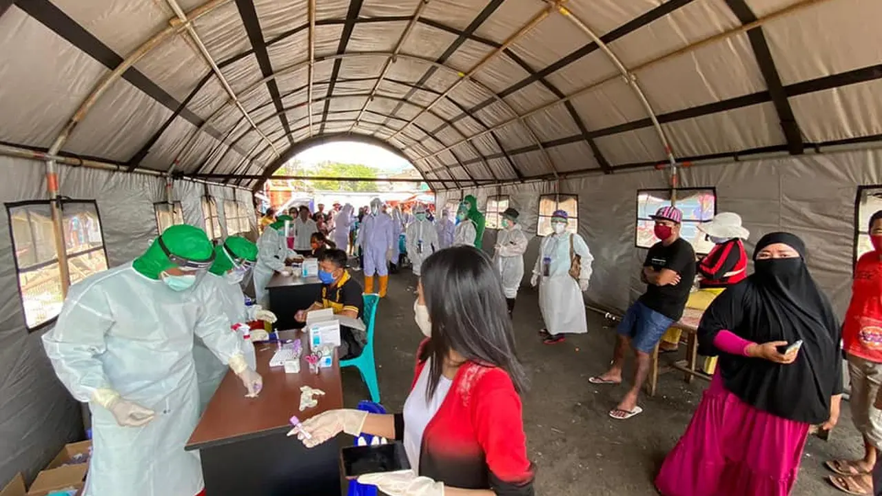 Selain tenaga medis yang bertugas di sejumlah rumah sakit, mereka juga melakukan kegiatan surveilens seperti rapid test di sejumlah komunitas yang dianggap rentan.