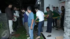 Musisi senior Deddy Dores meninggal dunia pada Selasa (17/5) malam, Tangerang. Deddy Dores disemayamkan di rumah duka Jl. Kasuari 11 no.18, Bintaro Jaya sektor 9 sebelum dimakamkan di Sumedang, Jawa Barat. (Liputan6.com/Andi Jatmiko)