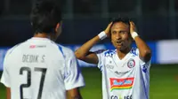 Pemain Arema FC, Ricky Ohorella (kanan) bermain bola bersama pemain Tulehu sebelum kembali ke Malang. (Bola.com/Iwan Setiawan)