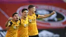 Penyerang Wolverhampton Wanderers, Raul Jimenez (tengah) berselebrasi dengan rekan setimnya usai mencetak gol ke gawang Sheffield United pada pertandingan Liga Inggris di stadion Bramall Lane, Inggris, Senin, (14/9/2020). Wolves menang 2-0 atas Sheffield United. (Peter Powell/Pool via AP)