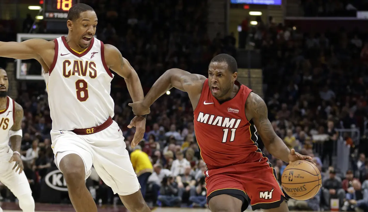 Pemain Miami Heat, Dion Waiters (11) menggiring bola saat diadang pemain Cleveland Cavaliers, Channing Frye (8) pada lanjutan NBA basketball game, di Quicken Loans Arena, Cleveland, (28/11/2017). Cavs menang 108-97. (AP/Tony Dejak)