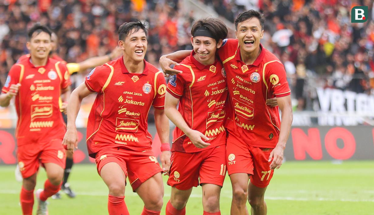 Pemain Persija Jakarta, Arlyansyah Abdulmanan (tengah) merayakan gol bersama rekan-rekannya dalam laga BRI Super League 2025/2026 melawan Persijap di Stadion Utama Gelora Bung Karno (SUGBK), Senayan, Jakarta, Sabtu (03/01/2025). (Bola.com/Abdul Aziz)