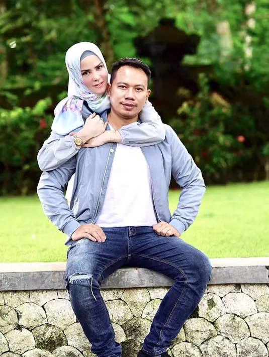 Tampak tak memedulikan berbagai omongan orang, Angel dan Vicky terus memamerkan kemesraan mereka. Bahkan, beberapa waktu lalu Angel dikabarkan tengah mengandung anak dari Vicky. (Instagram/vickyprasetyo777)