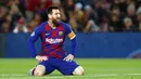 Kapten Barcelona, Lionel Messi, tersenyum saat gagal mencetak gol ke gawang Slavia Praha pada laga Liga Champions 2019 di Stadion Camp Nou, Selasa (5/11). Kedua tim bermain imbang 0-0. (AP/Joan Monfort)