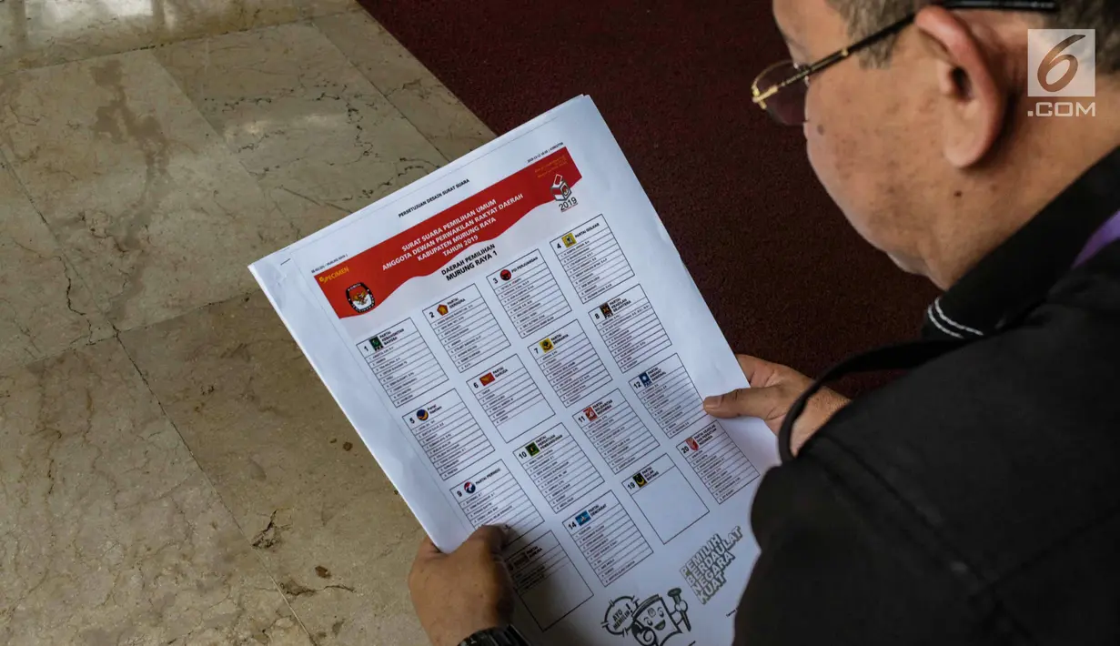 Petugas memeriksa contoh surat suara Pemilu 2019 di Kantor Komisi Pemilihan Umum (KPU), Jakarta, Kamis (13/12). KPU menggelar validasi untuk mencocokkan nama dan gelar caleg pada surat suara Pemilu 2019. (Liputan6.com/Faizal Fanani)
