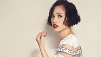 Sontek 3 Gaya Batik Unik yang Bikin Andien Makin Nyentrik 