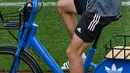 Penyerang Jerman, Thomas Mueller tiba dengan sepeda sebelum sesi latihan menjelang UEFA EURO 2020 di World of Sports Campus di Herzogenaurac (11/6/2021). Pada pertemuan pertama, Jerman akan bertemu Prancis pada grup F di Allianz Arena, Rabu (16/6). (AFP/Christof Stache)