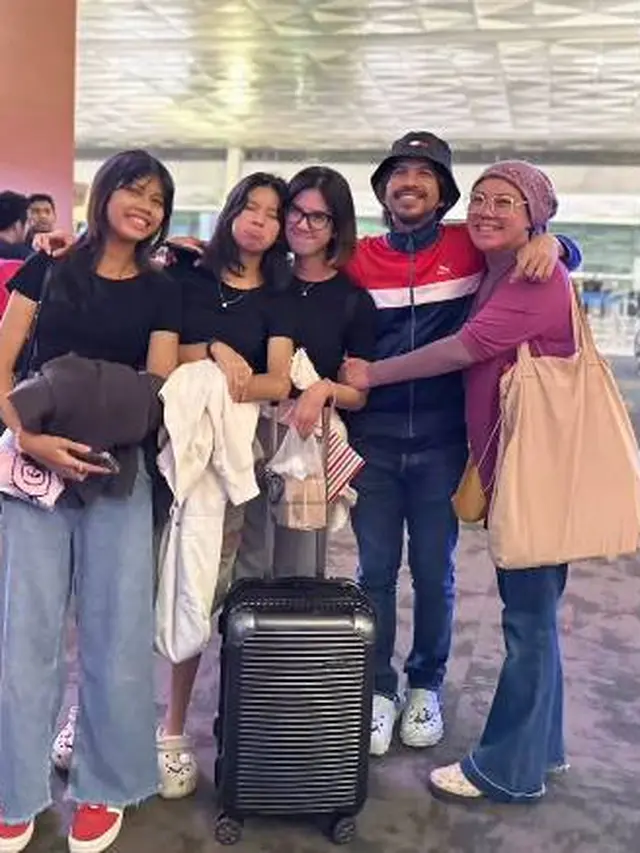 7 Momen Ariyo Wahab Lepas Putrinya untuk Kuliah di Korea Selatan Ini Penuh Haru
