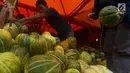 Pedagang menata buah blewah yang dijajakan di Pasar Induk Kramat Jati, Jakarta, Kamis (24/5). Harga buah blewah selama bulan suci Ramadan masih stabil dan dijual dengan harga Rp 7.000 per Kg.  (Merdeka.com/Imam Buhori)
