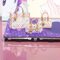Louis Vuitton dan seniman kontemporer terkenal, Takashi Murakami, merayakan peringatan 20 tahun kolaborasi mereka yang ikonis dengan peluncuran koleksi re-edisi yang ekstensif. [Dok/Louis Vuitton].