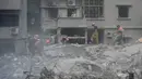 Petugas penyelamat memindahkan puing-puing bangunan yang hancur, saat mereka mencari korban di lokasi serangan udara Israel hari Kamis (10/10), di Beirut, Lebanon, Jumat, 11 Oktober 2024. (AP Photo/Hussein Malla)