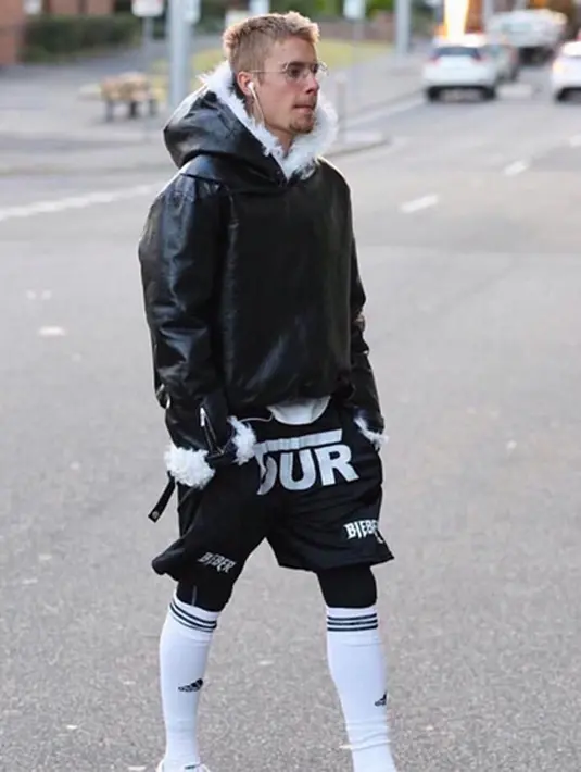 Mengepung Justin bukan karena sang idola membuat kericuhan seperti beberapa hal sebelumnya yang seringkali ia lakukan. Namun kali ini benar-benar mengagumi keberadaan Justin. (Instagram/Justinbieber)