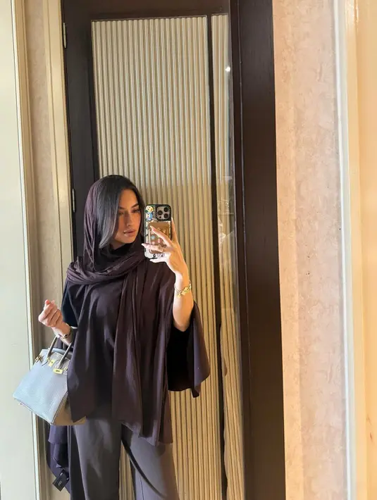 Penampilan Jennifer Coppen di Jeddah ini sukses memancarkan pesona bak perempuan Timur Tengah yang anggun, misterius, namun tetap modern. Sebuah gaya yang membuktikan bahwa ia bisa tampil menawan dalam balutan busana apa pun, termasuk ketika memilih tampilan tertutup yang berkelas.  [@jennifercoppenreal20].