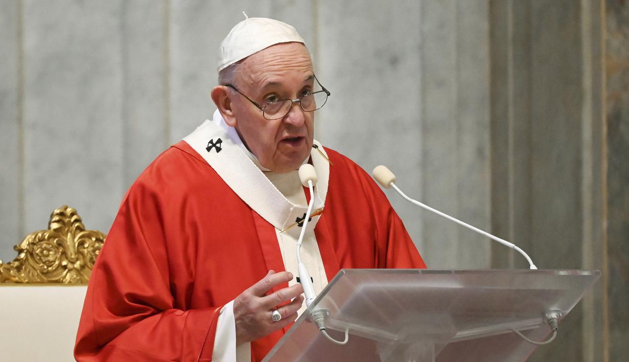 Paus Fransiskus menyampaikan khotbah saat memimpin Misa Minggu Palma di St. Peter's Basilica, Vatikan, Minggu (5/4/2020). Paus memuji orang-orang yang berjuang melawan pandemi virus corona COVID-19. (AP Photo/pool/Alberto Pizzoli)