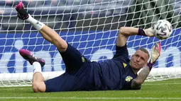 Kiper Swedia, Robin Olsen berusaha menangkap bola saat mengikuti sesi latihan di Stadion Hampden Park di Glasgow, Senin (28/6/2021). Pemenang antara Swedia vs Ukraina akan bertemu Inggris atau Jerman di perempat final. (AP Photo/Petr David Josek)