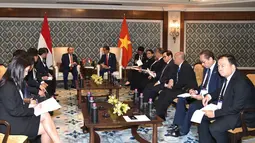 Presiden Jokowi berbincang dengan PM Vietnam, Nguyen Xuan Phuc dalam pertemuan bilateral disela KTT ASEAN-India di New Delhi, Jumat (26/1). Pertemuan membahas peningkatan hubungan kerja sama ekonomi dan maritim. (Liputan6.com/Pool/Biro Pers Setpres)