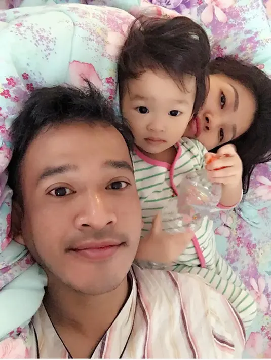 "Dan di lanjut dengan ganti bohlam krn mati, krn suami takut listrik dan istri gak mau nunggu tukang, jd ya ini sudah menjadi keputusan istri untuk ganti sendiri gak usah nunggu tukang," tulis Ruben mengunggah foto memegangi tangga. (Instagram/ruben_onsu)