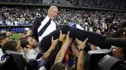 Pelatih Real Madrid, Zinedine Zidane, dianggat saat merayakan gelar juara La Liga Spanyol usai menaklukkan Malaga di Stadion La Rosaleda, Malaga, Minggu (21/5/2017). Malaga kalah 0-2 dari Madrid. (EPA/Daniel Perez)