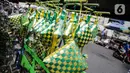Pernak-pernik ketupat hias dagangan seorang penjual di Pasar Asemka, Jakarta, Selasa (4/5/2021). Pedagang mulai menjual pernak-pernik menjelang Lebaran seperti ketupat hias dengan harga mulai dari Rp15.000 hingga Rp60.000 tergantung ukuran. (Liputan6.com/Faizal Fanani)