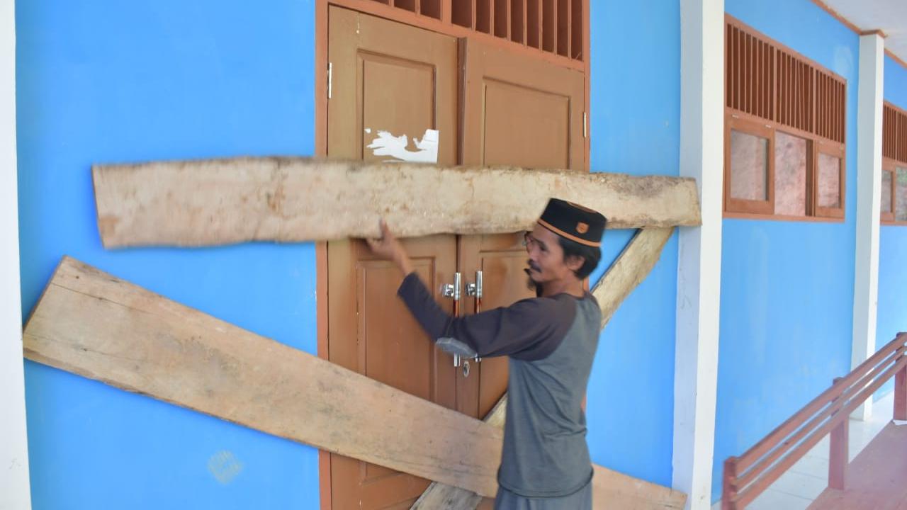 Sekolah disegel Mamasa