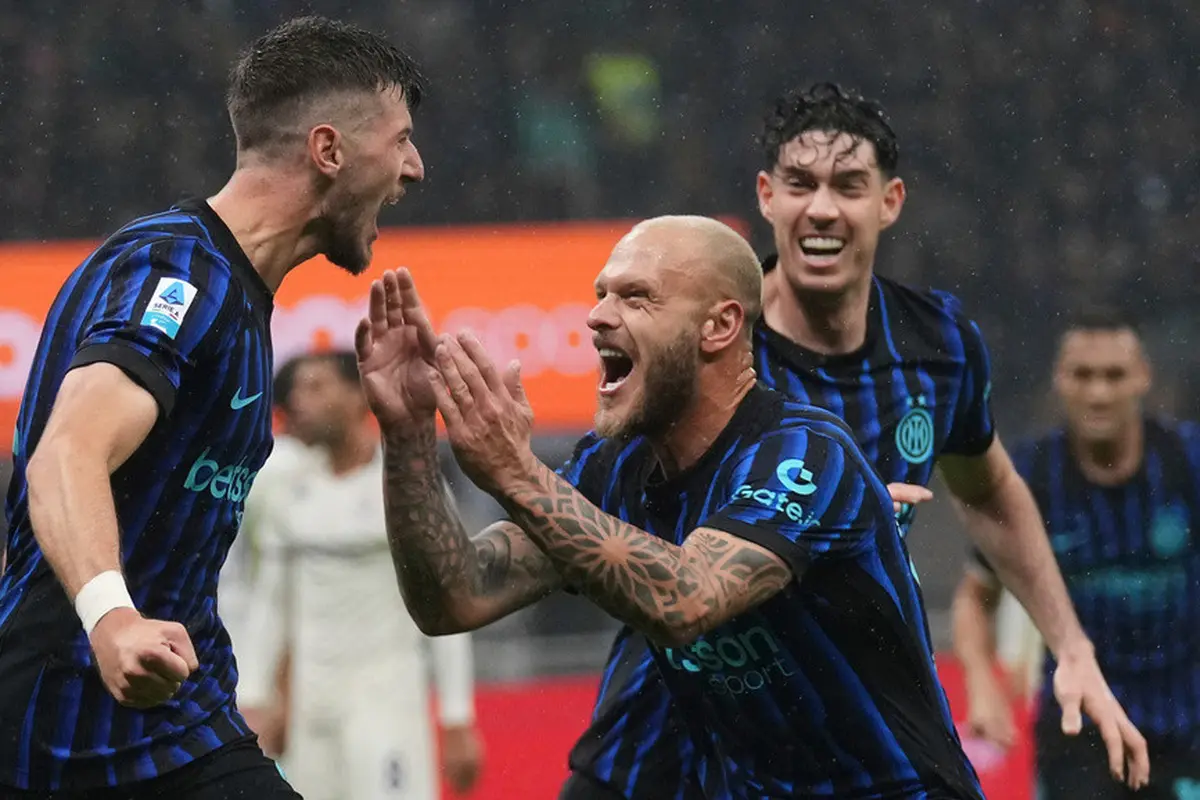 Gelandang Inter Milan, Petar Sucic, merayakan bersama rekan setimnya Alessandro Bastoni (kanan) dan Federico Dimarco