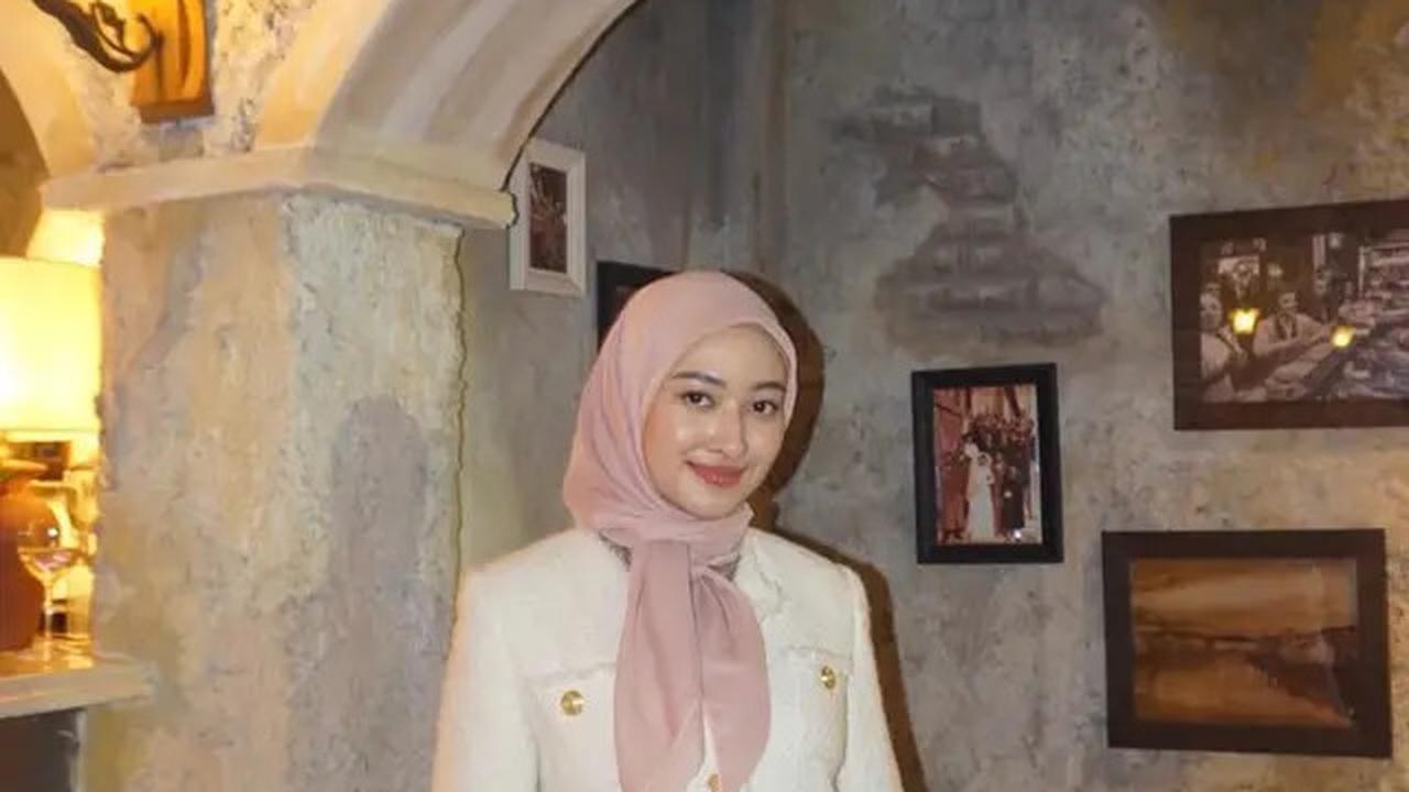 6 Potret Terbaru Puteri Modiyanti Putuskan Berhijab, Mantapkan Hati Sepulang Umroh