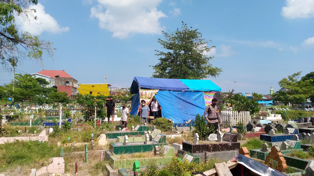 Polisi bongkar makam IRT di Makassar